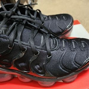 Black Nike Air Vapormax Plus